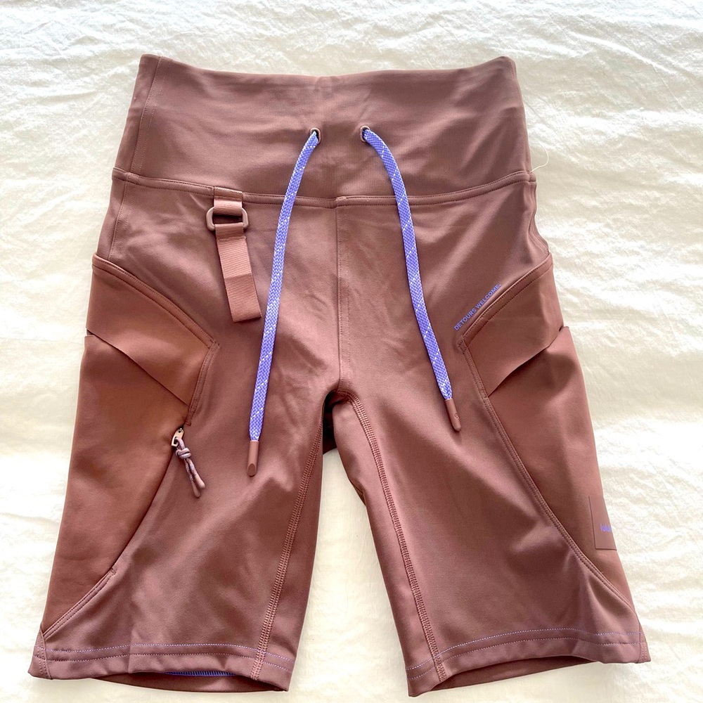 BNWOT Lululemon Cargo Super-high-rise hiking short 8"